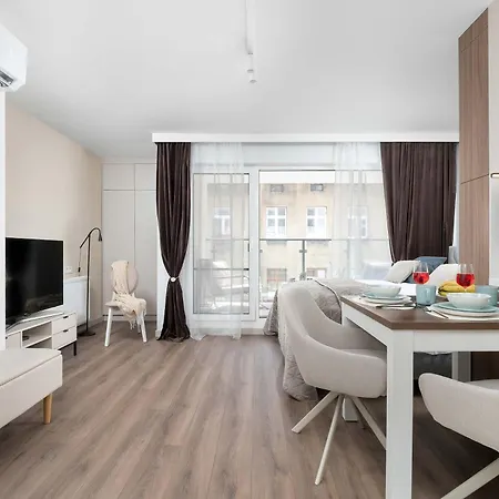 Cozy With Balcony And Air Conditioning In Downtown By Renters Lodz