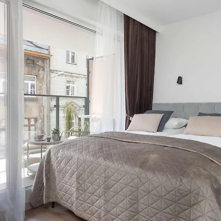 Cozy With Balcony And Air Conditioning In Downtown By Renters Apartment