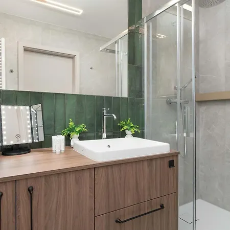 Cozy With Balcony And Air Conditioning In Downtown By Renters Łódź