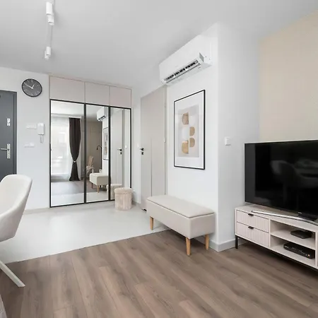 Cozy With Balcony And Air Conditioning In Downtown By Renters Appartement Łódź