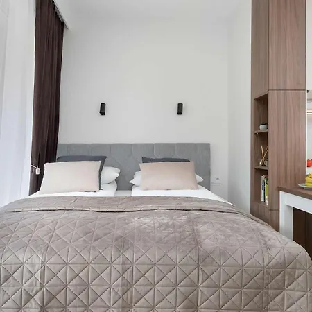 Cozy With Balcony And Air Conditioning In Downtown By Renters Apartment