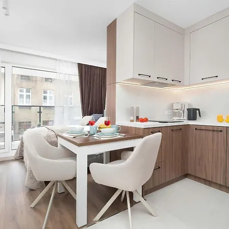Cozy With Balcony And Air Conditioning In Downtown By Renters Łódź