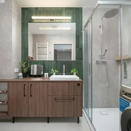 Cozy With Balcony And Air Conditioning In Downtown By Renters Apartment Lodz